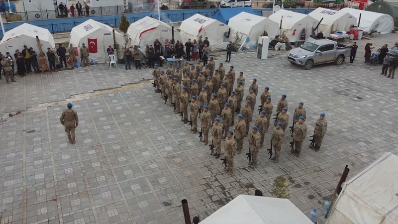 Malatya'da depremzedeler komandoları alkışlarla uğurladı