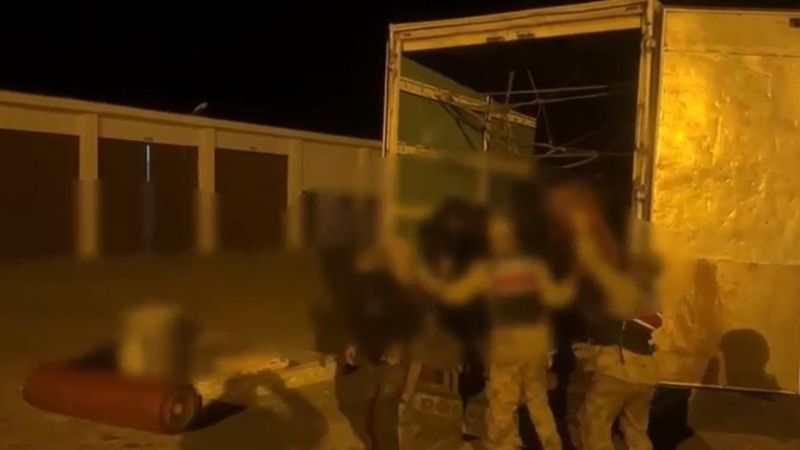 Van'da 'ev eşyası var' denilen kamyondan kaçak göçmenler çıktı