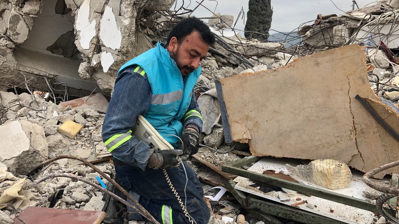 Hatay'da babasından kalan 50 yıllık iş yeri enkaza dönüştü! Moloz yığınları arasında eşyalarını arıyor