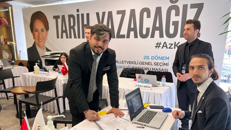 İYİ Parti'den aday adayı olan Arif Kocabıyık'ın seçim posteri alay konusu oldu