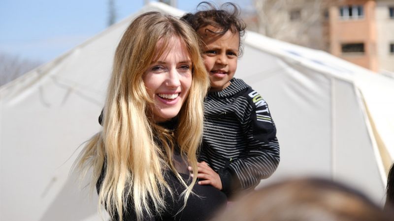 Oyuncu Wilma Elles'ten depremzede çocuklara ziyaret