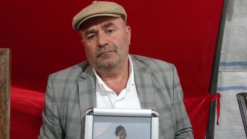 Diyarbakır'da evlat nöbeti tutan babadan evladına 