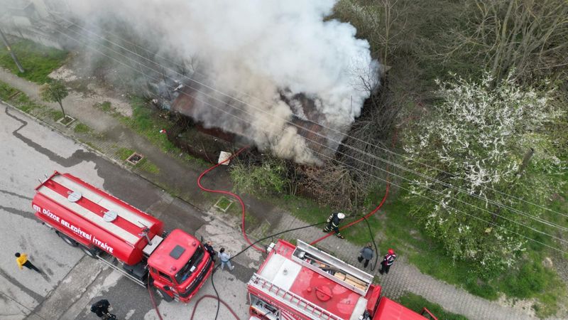 Düzce'deki metruk ev alev topluna döndü