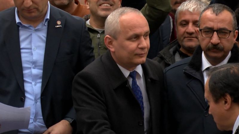 İlahiyatçı Cemil Kılıç'ın basın açıklamasında gerginlik