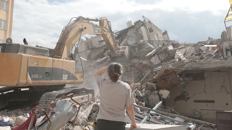 İskenderun'da enkaz kaldırma çalışmaları devam ediyor