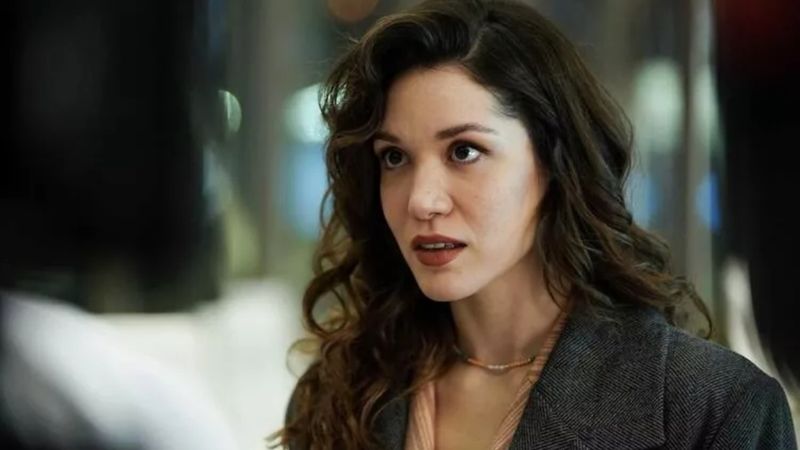 Hazal Subaşı'nın cesur pozları takipçilerini sinirlendirdi! 