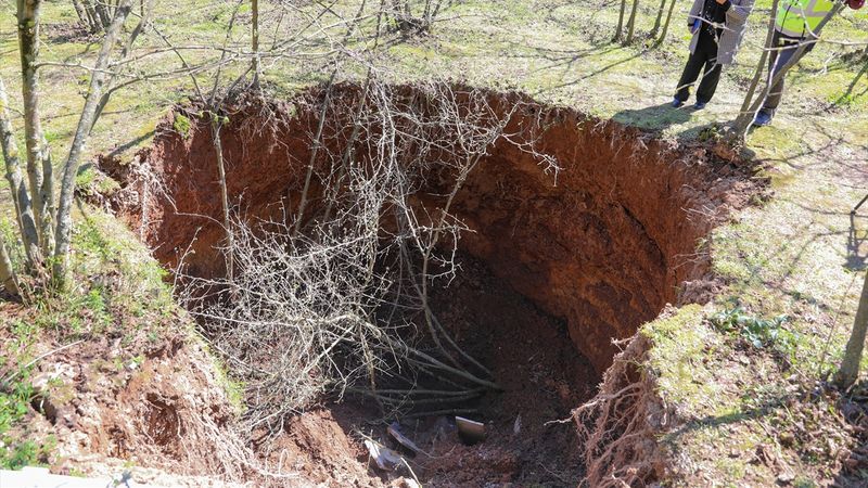 Sakarya'da mezarlıkta obruk oluştu