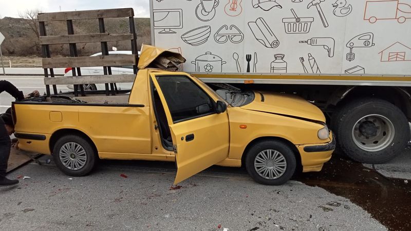 Ankara'da pikap kamyonetin altına girdi: 1 yaralı