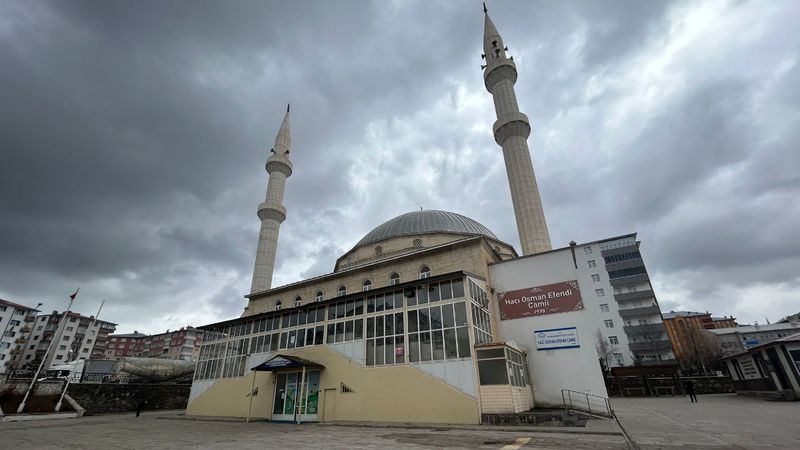 Erzurum'da cami kapısında biber gazıyla oynayan çocuklar cemaati namazdan etti