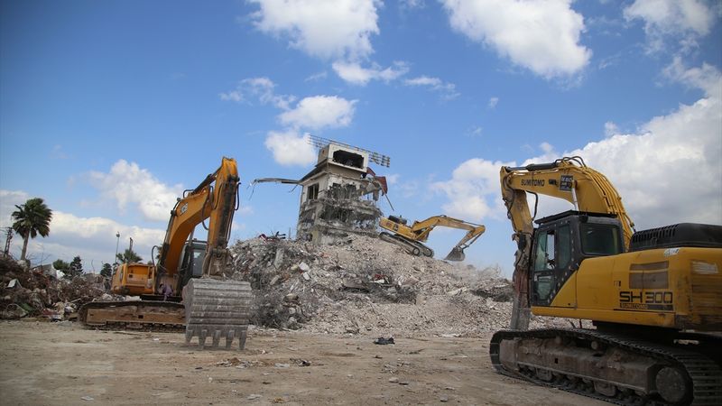 Hatay'da enkaz kaldırma ve yıkım çalışmaları 22 mahallede sürüyor