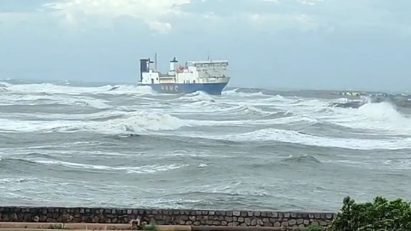 İskenderun'da fırtına 10 yıldır park alanında bekleyen gemiyi karaya oturttu