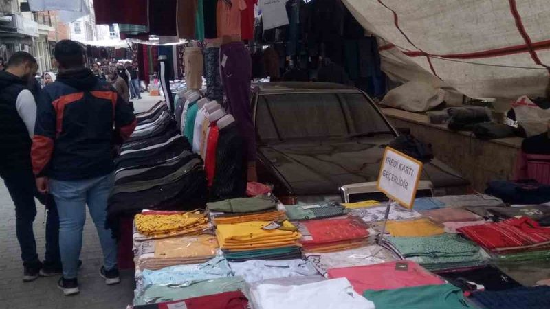 Aydın'da pazar yerinde kalan lüks araç esnafı zor anlar yaşattı