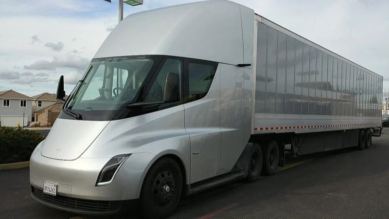 Frenlerde sorun var! Tesla, 35 adet Semi modelini geri çağırıyor