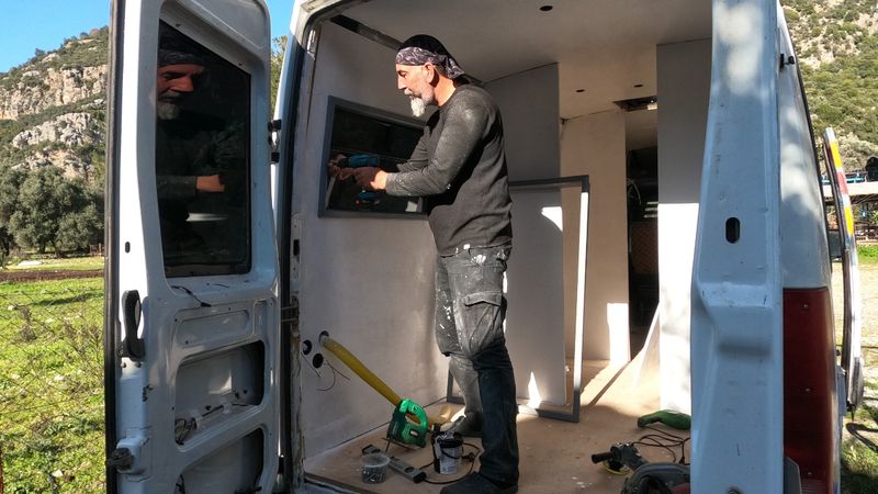 Muğla'da hayallerini gerçekleştirmek için karavan yapımına başladı