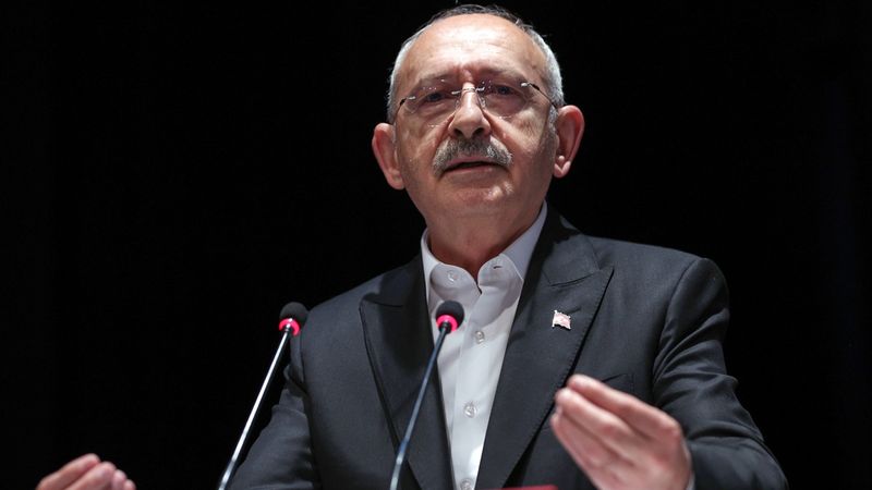 Kemal Kılıçdaroğlu'nun sokaklara astırdığı pankarttaki darağacı ayrıntısı dikkat çekti