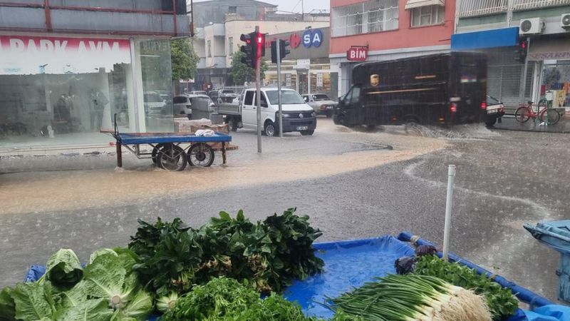 Deprem bölgesinde yağmur başladı! Adana'da şiddetli yağış yaşamı olumsuz etkiledi