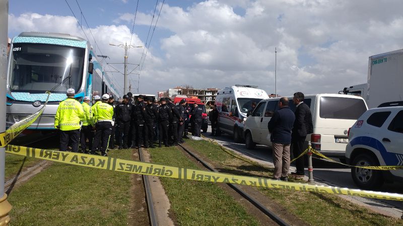 Konya'da çocuğuyla tramvayın altında kaldı: Hayatını kaybetti