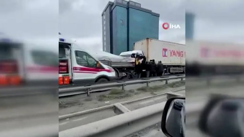 Haramidere TEM bağlantı yolunda kaza: İki tır çarpıştı