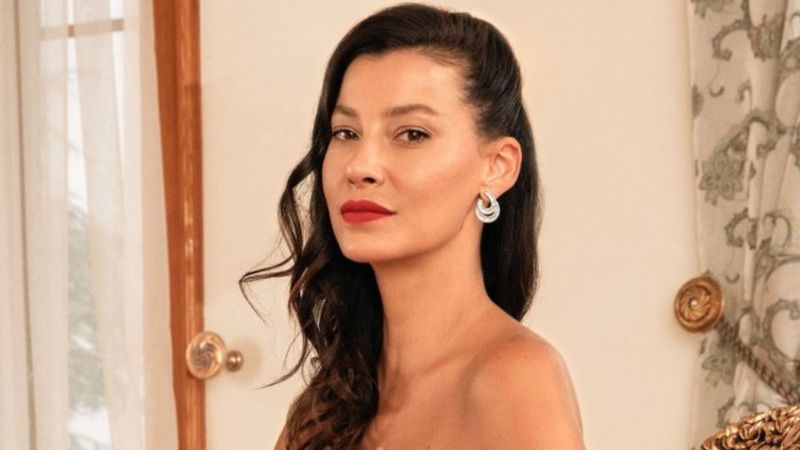 Kızılcık Şerbeti'nin Alev'i saten elbisesiyle beğeni butonunu çökertti! 