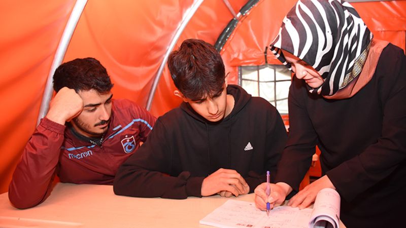 Mehmetçik Okulu'nda eğitim devam ediyor: Öğrenciler lise ve üniversiteye hazırlanıyor