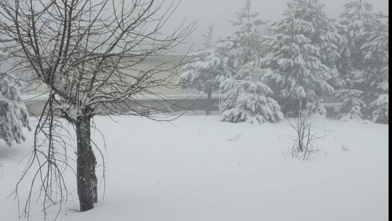 Balıkesir'de nisanda kar! 10 santimetreyi geçti