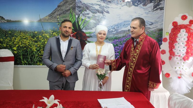 Adıyamanlı depremzede çift Hakkari'de evlendi