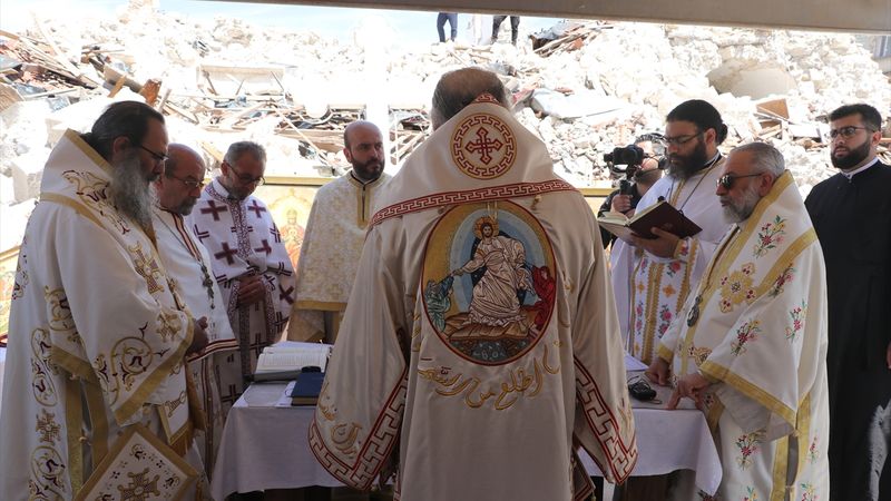 Hatay'da enkazların arasında Paskalya Bayramı düzenlendi