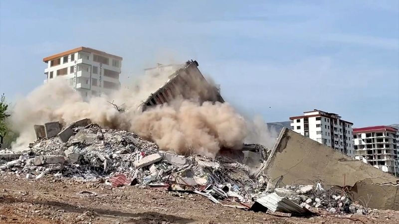 Kahramanmaraş'ta Ebrar Sitesi'nin kontrollü yıkımı sürüyor