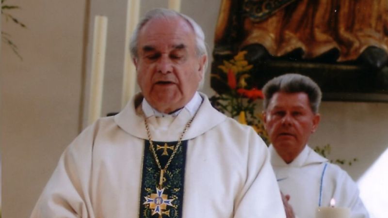 Almanya'da liyakat nişanı verilen rahibin evinde, çocuk istismarı içeren fotoğraflar bulundu