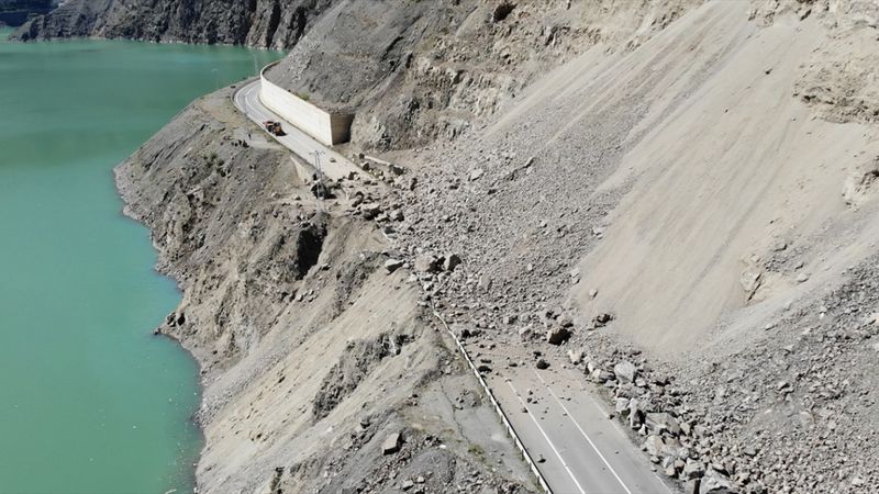 Artvin-Erzurum kara yolundaki heyelanın şiddeti gündüz ortaya çıktı