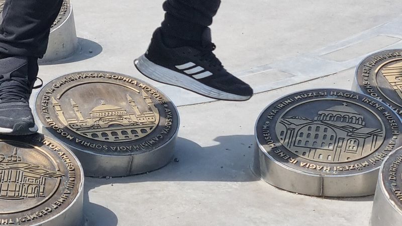 İBB, İstanbul'un cami motiflerini zemine yerleştirdi