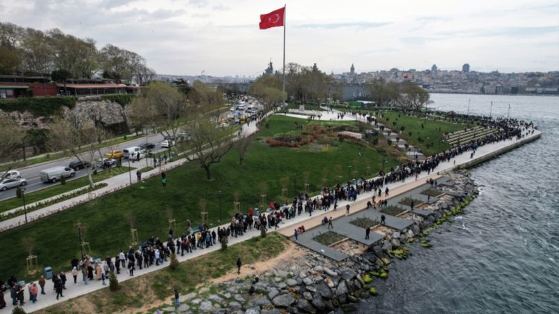 TCG Anadolu önünde kuyruk 2 kilometreyi aştı