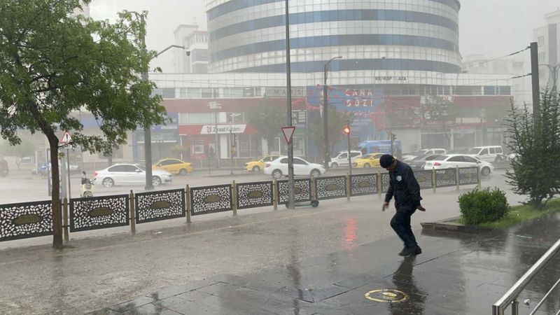 Gaziantep'te sağanak yağış sonrası yollarda su birikti