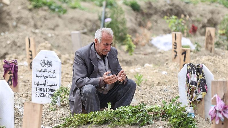 Afet bölgesinde hayatını kaybedenler unutulmadı: Bayram arifesinde mezarlıklar ziyaret edildi