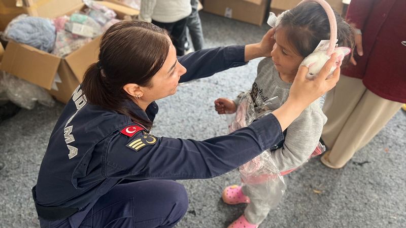 Malatyalı depremzede çocuklara jandarmadan bayram hediyesi