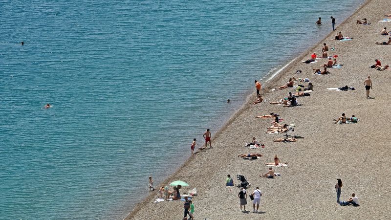 Antalya'da Konyaaltı Sahili'nde bayram öncesi yoğunluk!