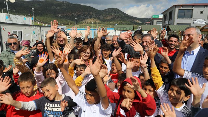 Gaziantepli depremzede çocuklara bayram şenliği