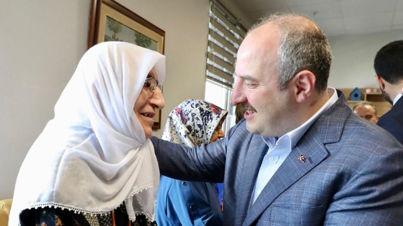 Mustafa Varank depremzede, şehit yakınları ve gazilerle bayram kahvaltısında buluştu