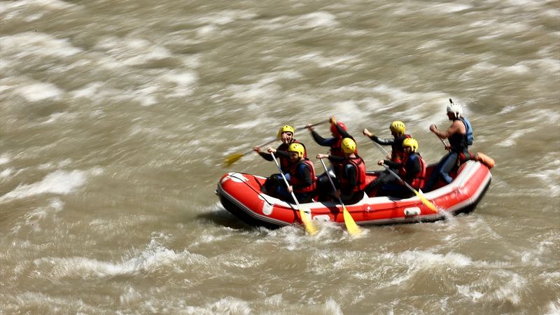 Bayram tatilinde Melen Çayı'nda rafting yapmayı tercih ettiler