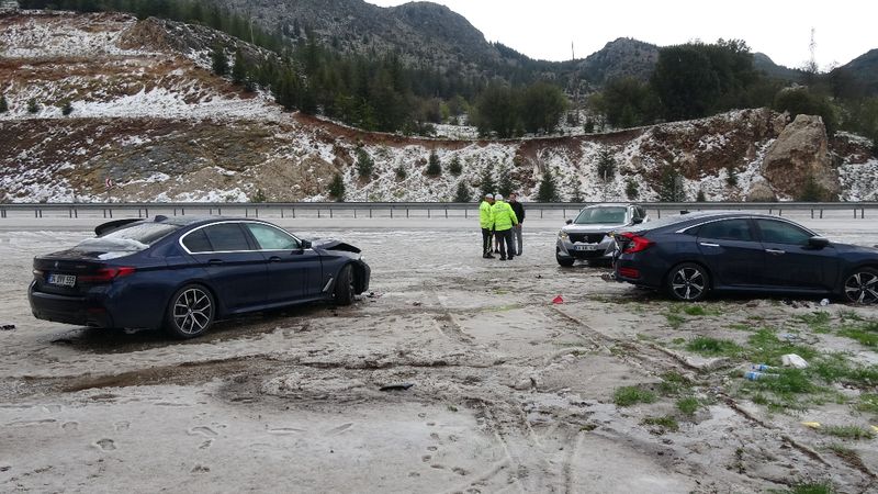 Antalya'da dolu yağışı kaza getirdi: 4 yaralı