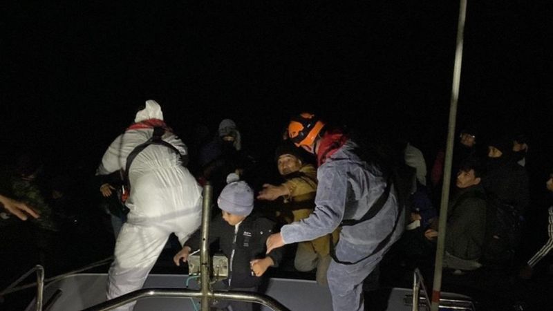 Çanakkale'de ölüme terk edilen 39 kaçak göçmen kurtarıldı