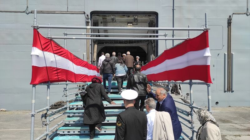 TCG Anadolu'da ziyaretçi akınına uğruyor