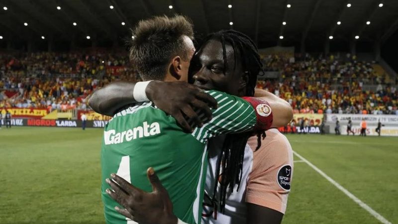 Fernando Muslera, Bafetimbi Gomis'i kadro dışı kalmaktan kurtardı