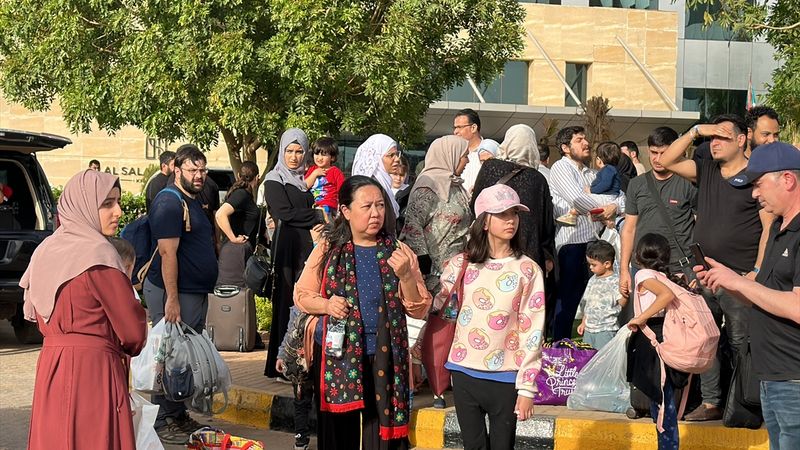 Sudan'da sıcak çatışma sürüyor! 684 Türk tahliye edildi