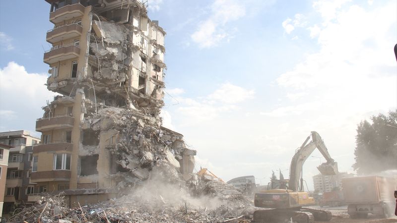 Hatay'da bina yıkım ve enkaz kaldırma çalışmaları sürdü