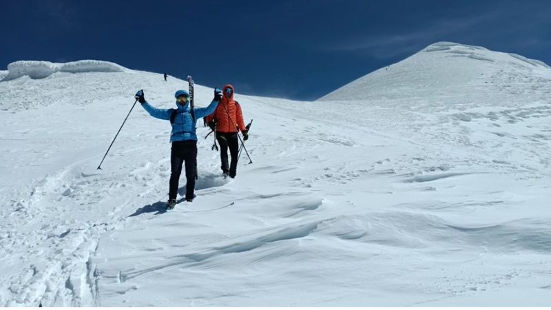 Ağrı Dağı'nda nisan ayının son günlerinde kayak yaptılar
