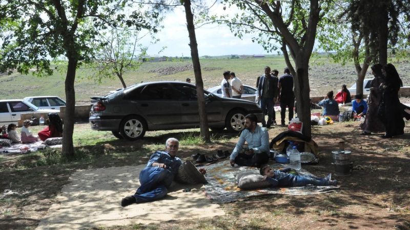 Sıcak havayı gören Şanlıurfalılar mesire alanlarını doldurdu