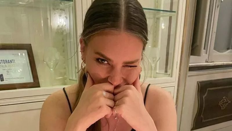 Aslı Enver, karnı burnunda paylaşım yaptı