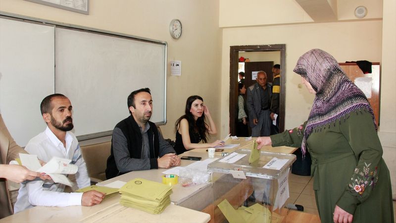 Dünyanın gözü 14 Mayıs seçimlerinde: Türkiye'de oylama yapılıyor