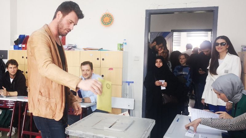 Kıvanç Tatlıtuğ ve Başak Dizer oyunu kullandı